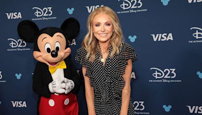 Kelly Ripa Avoided Eye Contact with 'Teary-Eyed' Mark Consuelos at Disney Legends Ceremony: 'Didn't Want to Be Emotional'