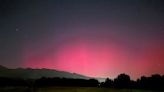 Extraño fenómeno: las surrealistas fotos de la aurora boreal que tiñó de rosa el cielo en Italia