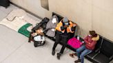 Boston prohíbe a inmigrantes dormir en el aeropuerto: quienes no cumplan pueden ser arrestados