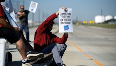 US dockworkers to head back to work after tentative deal