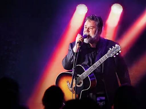 Russell Crowe, i 60 anni del Gladiatore un po’ italiano che ama il rock e le nuove sfide