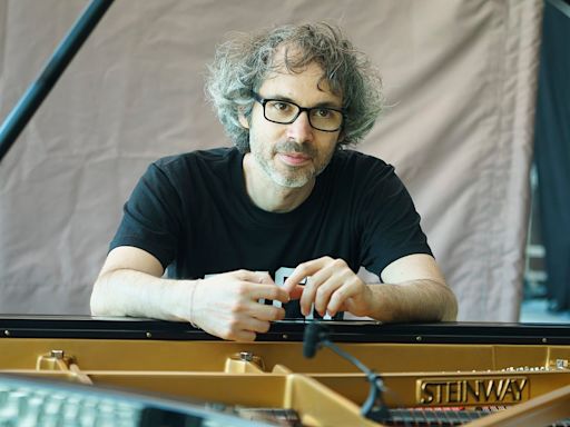 James Rhodes, entrevistador estrella del verano de la Cadena Ser, que sigue celebrando su centenario