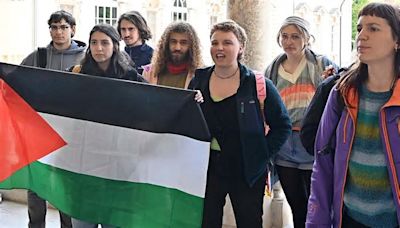 Studenti pro-Palestina irrompono alla conferenza a Torino dopo i ministri: ragazza portata via con la forza