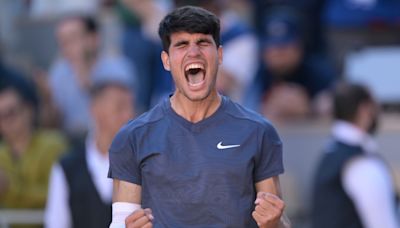 Alcaraz remonta ante Sinner para alcanzar su primera final en Roland Garros