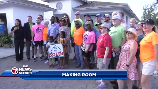 Family of 5 receives keys to new Habitat for Humanity home in Deerfield Beach - WSVN 7News | Miami News, Weather, Sports | Fort Lauderdale