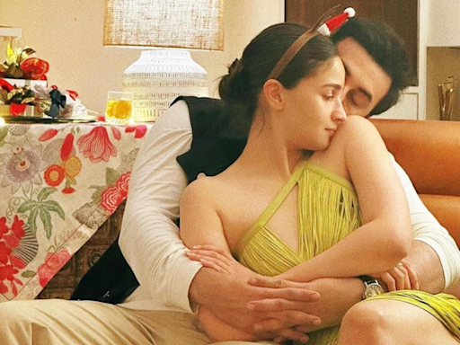 Ranbir Kapoor and Alia Bhatt's adorable moments at the Christmas bash; take a look at this throwback | Hindi Movie News - Times of India