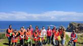 Una veintena de voluntarios participan en una recogida de residuos en el Cabo Peñas