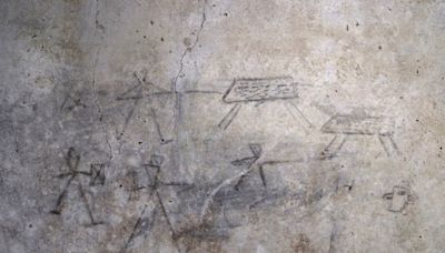 Dibujos de gladiadores y cazadores hechos por niños en las paredes, el último descubrimiento en Pompeya