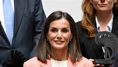 La reina Letizia lleva el traje sastre rojo fuego con zapatos de tacón de mujer poderosa