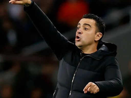 La furia de Xavi en la goleada que sufrió el Barcelona ante el PSG: destrozó un cartel de publicidad e insultó al árbitro por la expulsión a Ronald Araújo