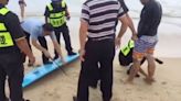 El castigo por surfear en aguas prohibidas en China: serrar la tabla