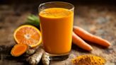 Cómo preparar el potente jugo de naranja, zanahoria, jengibre y cúrcuma con efecto revitalizante para tu día a día