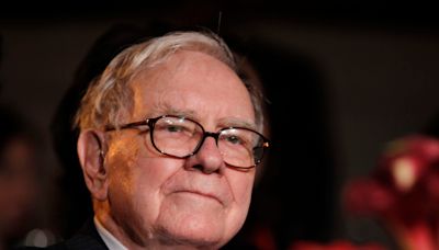 Warren Buffett's selling stocks like Apple as he sees trouble ahead — but he'll spend if markets crash: elite strategist