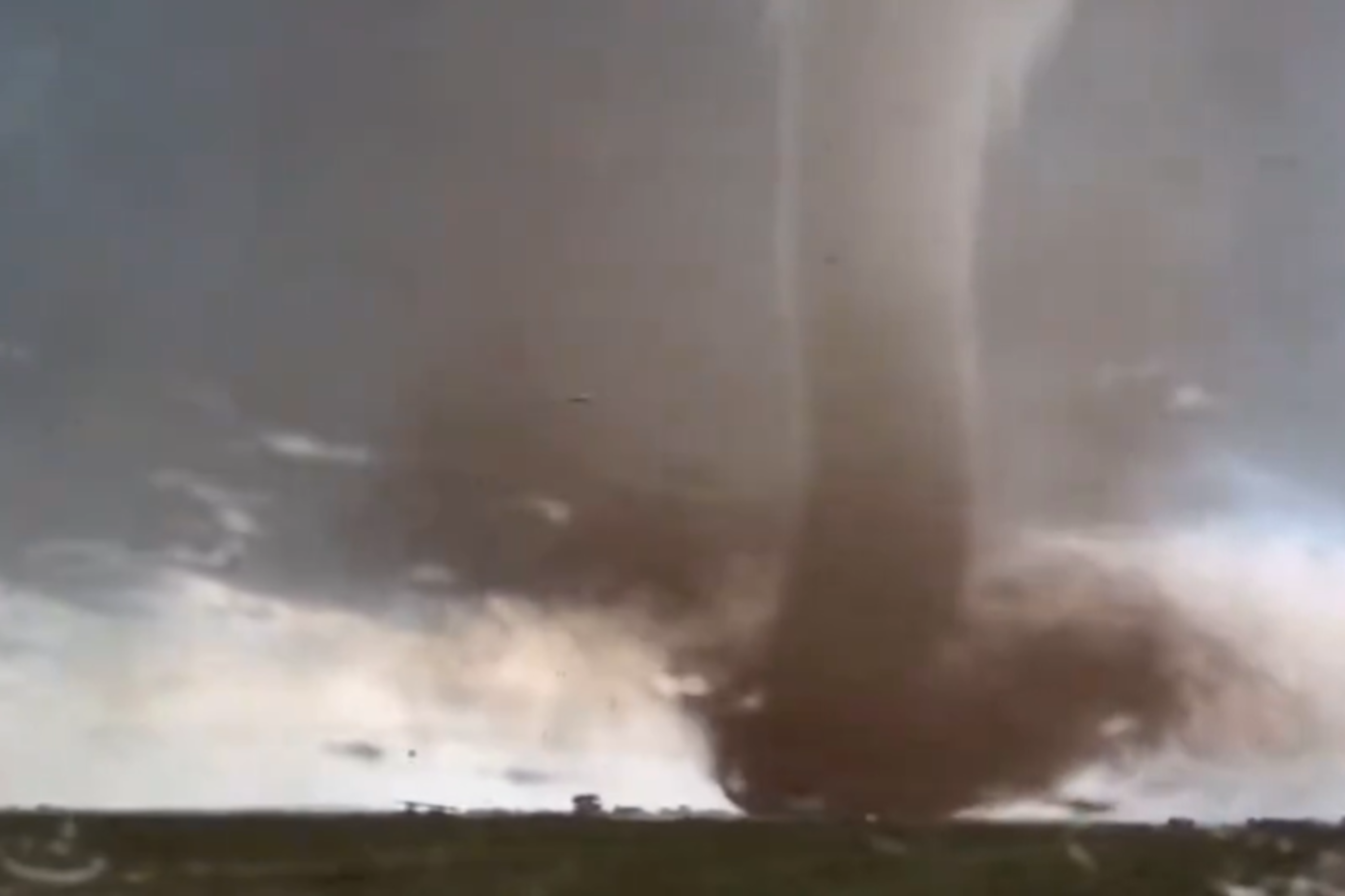 Dramatic tornado video shows storm chaser saving Texas family