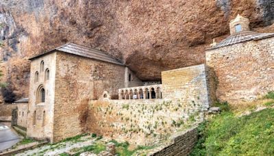 El monasterio fundado en el siglo X que es considerado la cuna del Reino de Aragón y se incrusta bajo la montaña