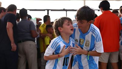 Caos en la final de la Copa América: masivo ingreso de hinchas sin entradas retrasó el inicio del Argentina vs. Colombia