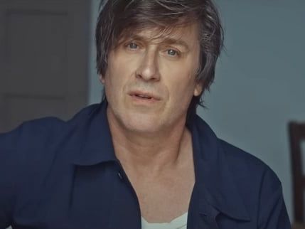 "Je t'aimais si fort" : Thomas Dutronc à coeur ouvert sur "Dans tes yeux", dédié à sa mère