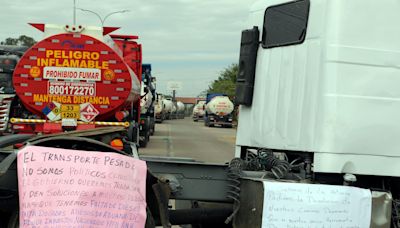 Segundo día de bloqueos de transportistas por la falta de dólares y combustible en Bolivia