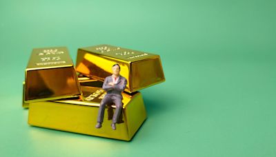 Gold prices remain elevated. Should you invest in 1-ounce gold bars now?