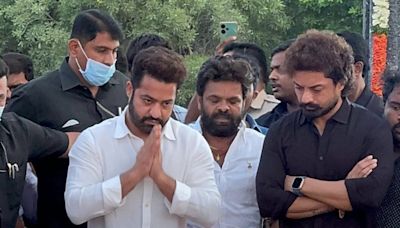 Jr NTR Remembers NTR on His 101 Birth Anniversary, Sits on the Ground at NTR Ghat; Video Goes Viral - News18