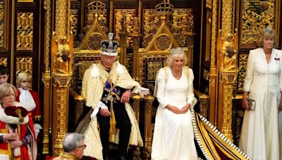 König Charles III. eröffnet Parlament mit Staatskrone - und Camilla