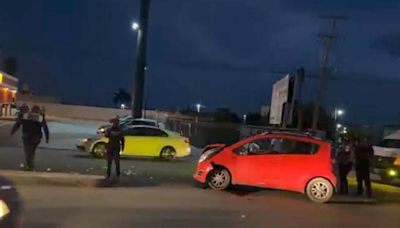 Familia impacta su auto en Izúcar contra una unidad del transporte público