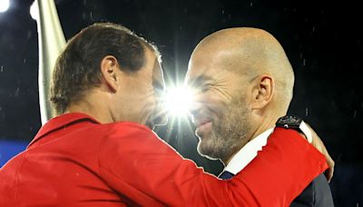 Una imagen para historia: así fue el relevo en el que Zinedine Zidane entregó la antorcha olímpica a Rafa Nadal en París