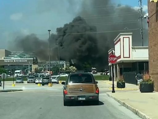 North Riverside Park Mall fire temporarily closes shopping center, sends black smoke into air