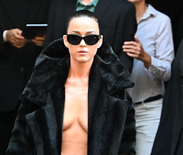 Katy Perry apparaît topless au défilé Balenciaga