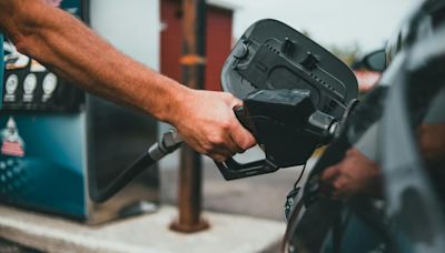 Average gasoline prices down slightly in Wyoming in the past week