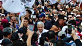 AMLO defiende su “transformación” en marcha de ocho horas; apoyo al presidente y movilización en camiones marcan la jornada