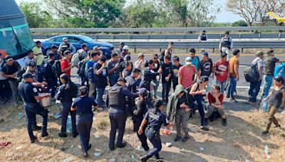 500 migrantes de Ecuador y Honduras fueron abandonados en la carretera de Cosoleacaque