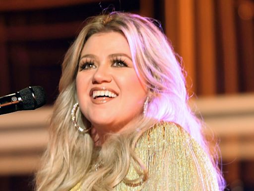 Kelly Clarkson pokes fun at her past appearance in new post that causes a stir