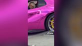 Karol G, pillada en un espectacular Ferrari de 800 CV con un color muy 'Barbie' y cantando a pleno pulmón