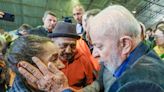 "Todo mundo vai ter sua casinha", diz Lula em visita a abrigo no Rio Grande do Sul