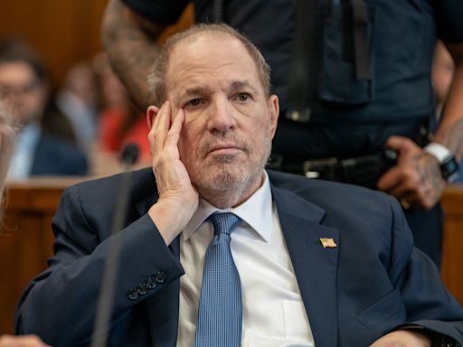 Defensa de Weinstein pide mantenerlo en prisión en Nueva York por problemas de salud