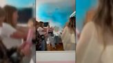 El vídeo viral de un grupo de amigas de A Coruña que confunde un cañón de polvo azul con confeti