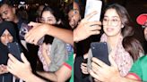 Janhvi Kapoor Gets Uncomfortable As MASSIVE Crowd Mobs Her for Selfies at Airport | Watch - News18