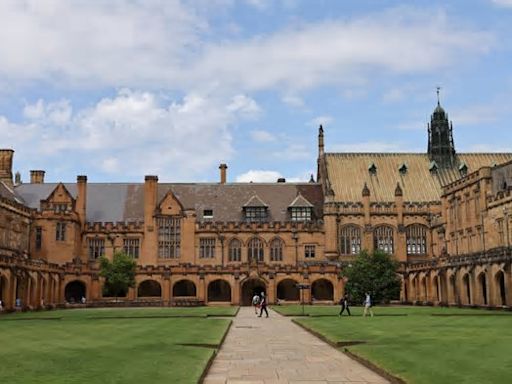 Staff and students evacuate Sydney University as New South Wales Police investigate an alleged threat