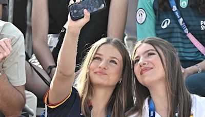 Leonor y Sofía apoyan al equipo español de vóley playa masculino en las Olimpiadas de París