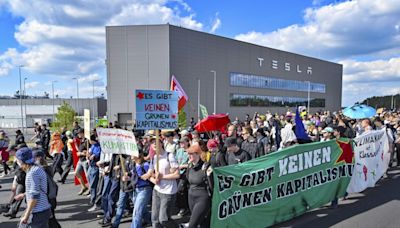 「清潔能源汽車是骯髒的謊言！」特斯拉擴建德國工廠，引發當地民眾激烈抗爭-風傳媒