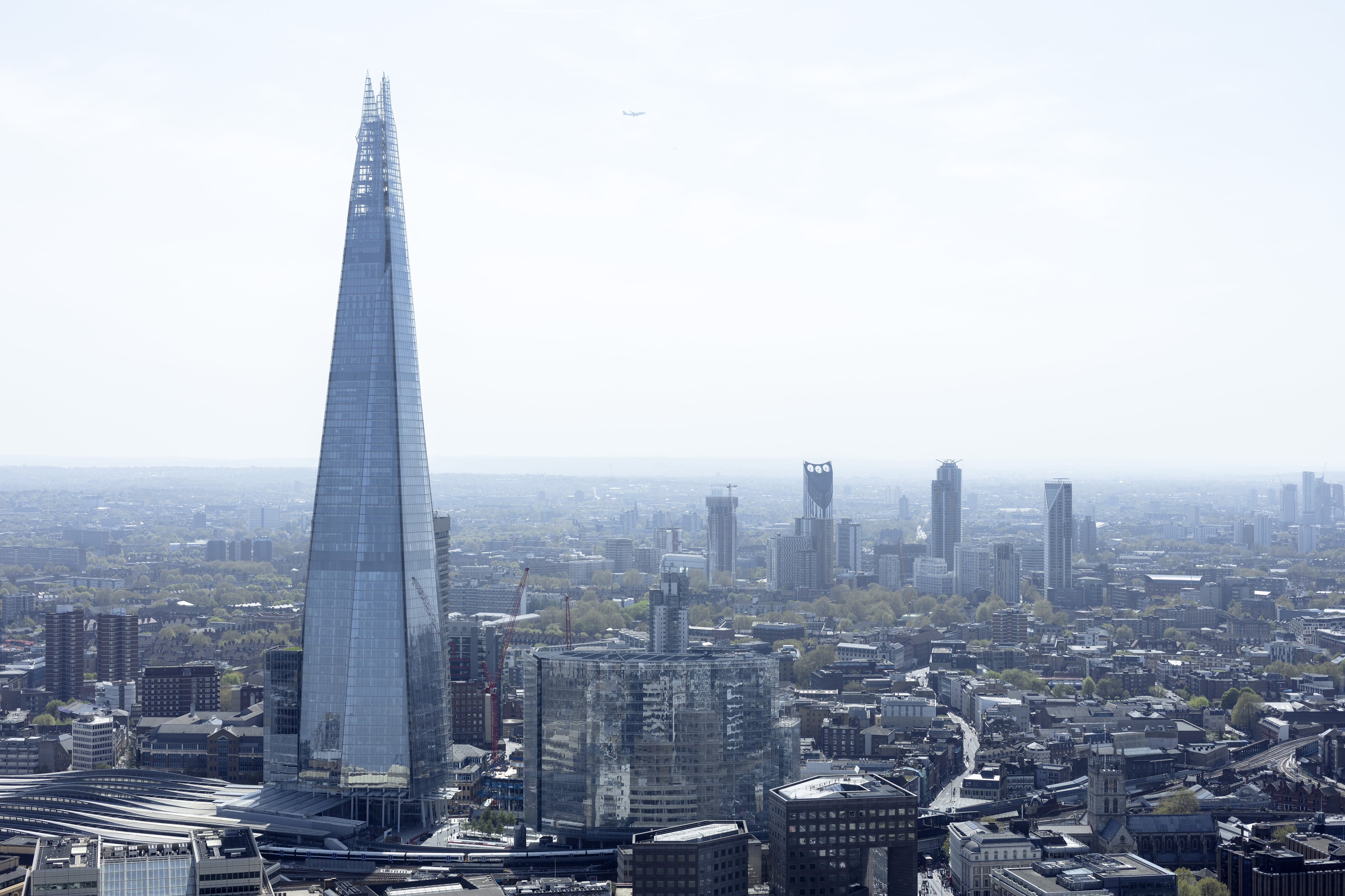 Stunning footage shows daredevil scaling London's tallest building without a harness