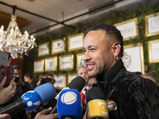 Neymar subasta una zapatilla bañada en oro para recaudar fondos en medio de críticas