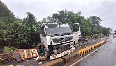 74甲線彰化外環道聯結車自撞 駕駛噴飛倒臥路邊草地送醫 - 社會