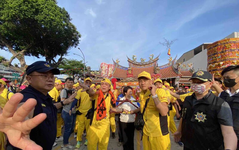 「老二媽」回西屯了！台中萬和宮省親遶境 盧秀燕、江啟臣扶轎