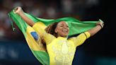 Rebeca Andrade conquista prata no individual geral da ginástica; Biles leva o ouro