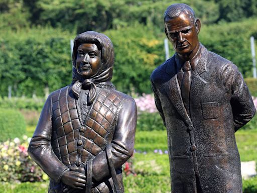 'Looks more like Mrs. Doubtfire': Statue of late British queen draws mockery