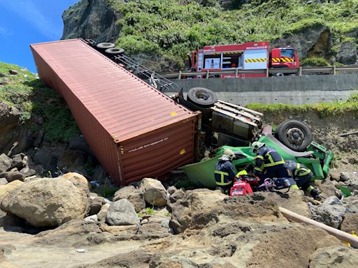 貨櫃車瑞芳撞台2線護欄翻覆邊坡 36歲女駕駛送醫急救不治