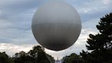 L’installation de la vasque olympique au jardin des Tuileries