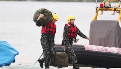 陸軍特戰部大鵬灣海上傘訓 3特戰女隊員從天而降成「嬌點」